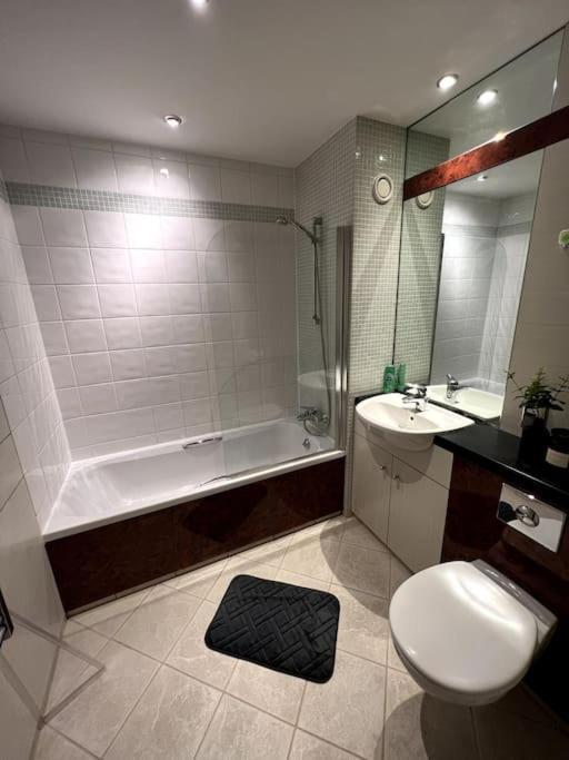 Entire Flat, 2 Bedroom & 2 Bathrooms In Birmingham Buitenkant foto